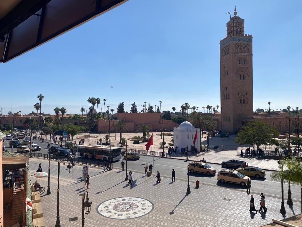 La Koutoubia de Marrakech et, au loin, la ligne du Haut Atlas